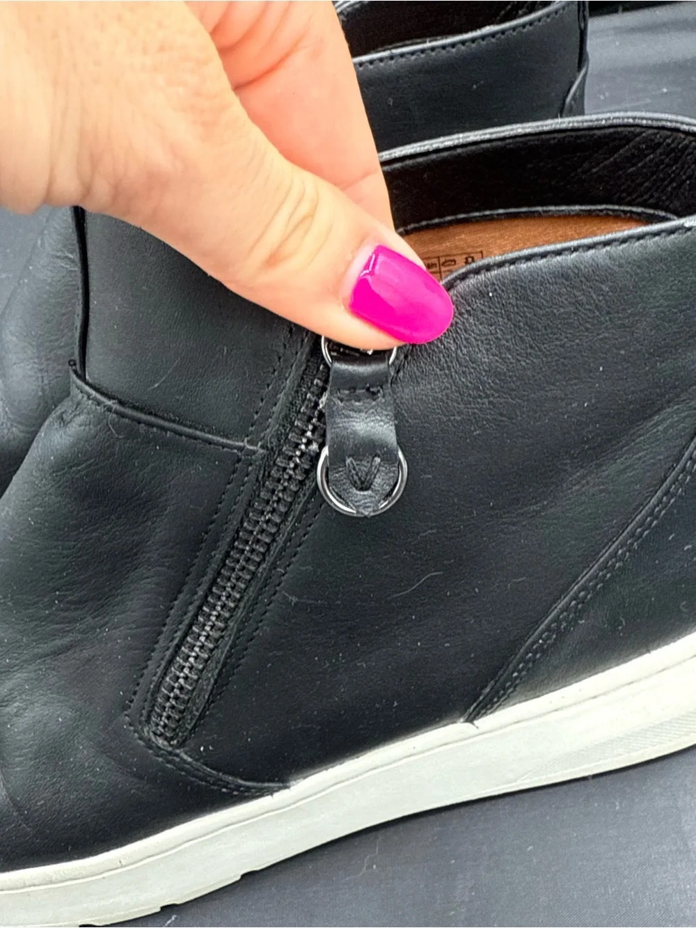 Vionic‎ Brinkely Black Leather Zip Sneaker Booties Comfort Minimalist Core Sz 8